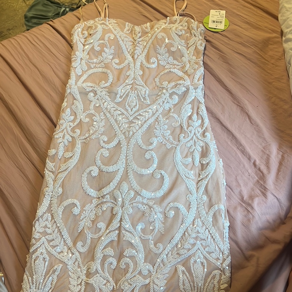 Sequence to designed dress, nude and white